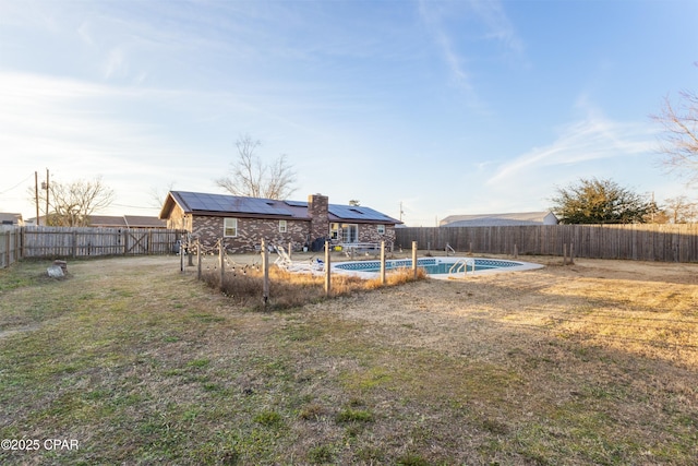 view of yard featuring a fenced in pool