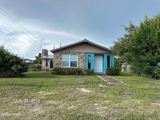 view of front of home with a front lawn