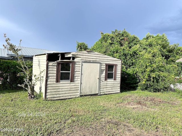 view of outdoor structure featuring a yard