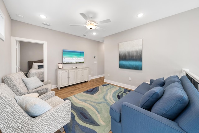 living area featuring light wood finished floors, visible vents, baseboards, ceiling fan, and recessed lighting