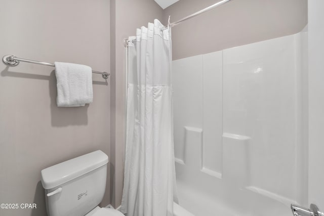 full bathroom with shower / bath combination with curtain and toilet