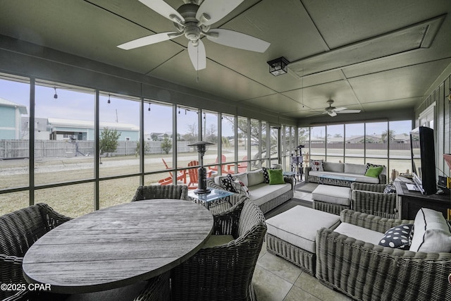 sunroom with ceiling fan