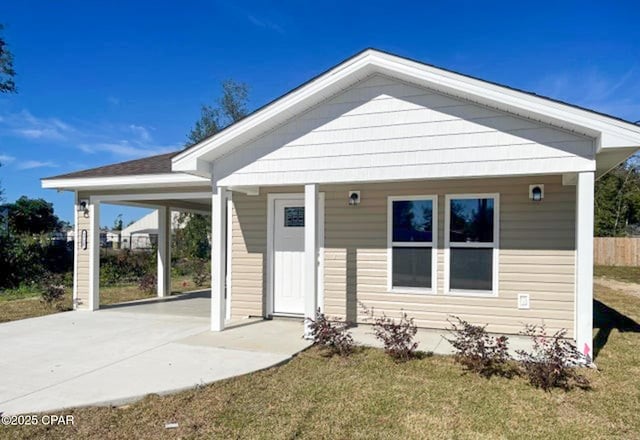 view of front facade with driveway and a front lawn