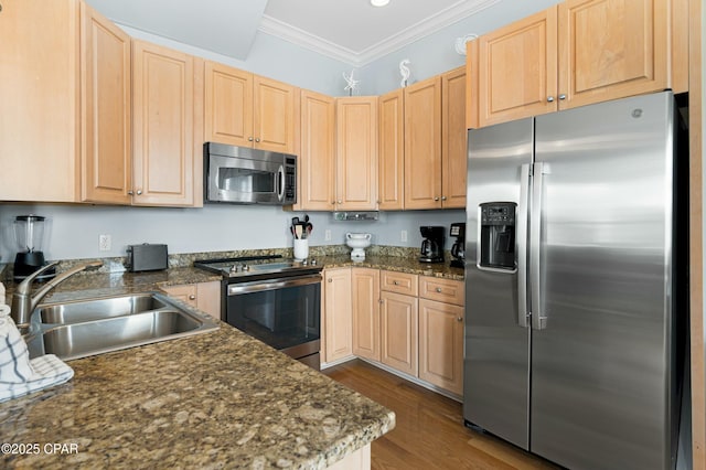 kitchen with crown molding, stainless steel appliances, light wood-style floors, light brown cabinets, and a sink