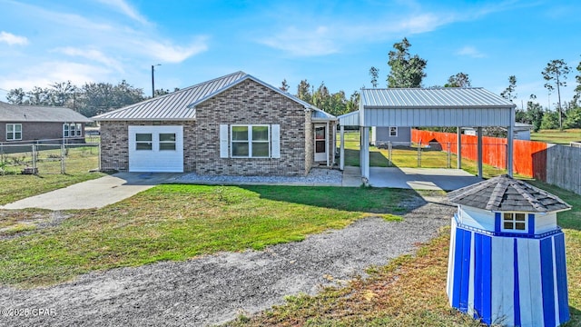 view of front of property featuring a front yard