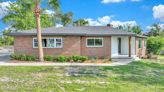 view of front of home featuring a front lawn