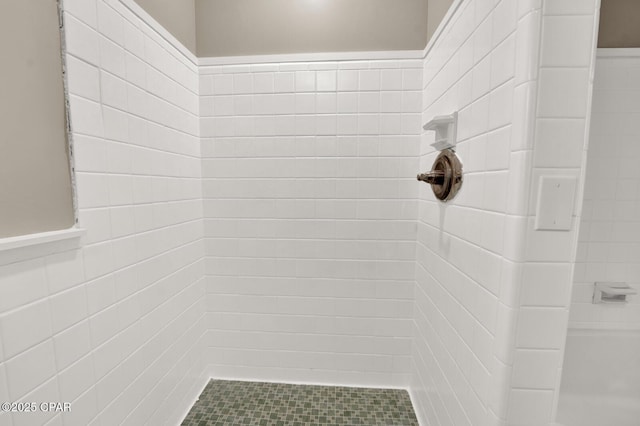 bathroom featuring tiled shower