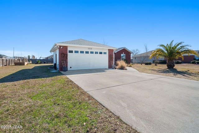 view of front of house featuring a front lawn