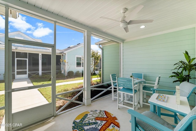 sunroom with ceiling fan