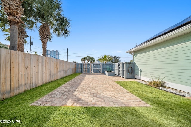 view of yard featuring a patio