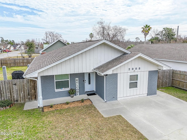 view of front of property featuring a front lawn