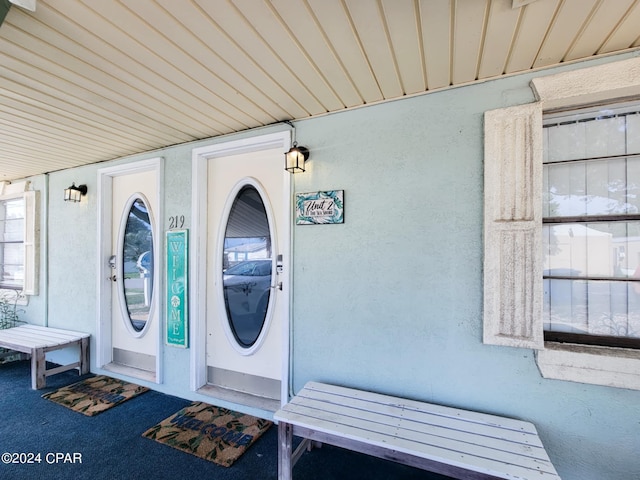 entrance to property with stucco siding