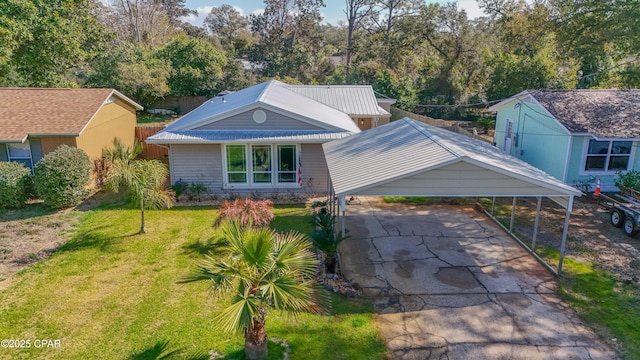 view of front of house featuring a carport and a front yard