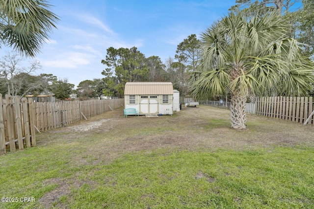 view of yard featuring a shed