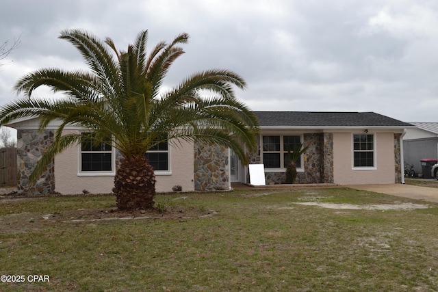 view of front facade featuring a front yard