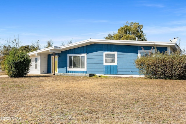 ranch-style house featuring a front yard