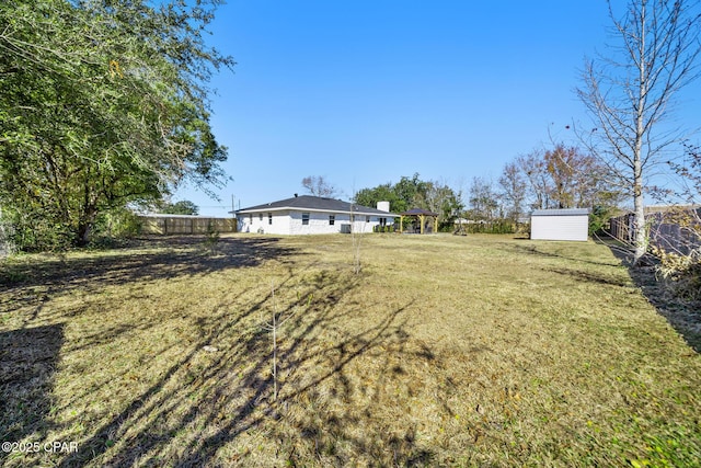 view of yard featuring a storage shed