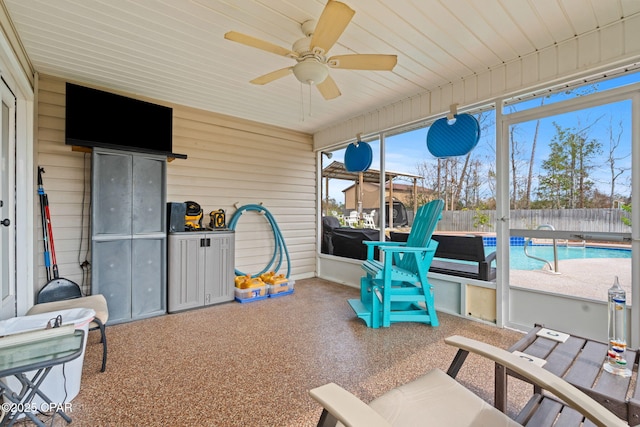 sunroom with ceiling fan