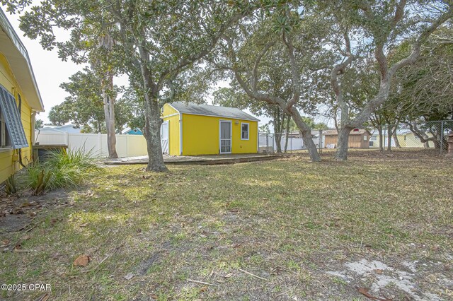 view of yard featuring a storage shed