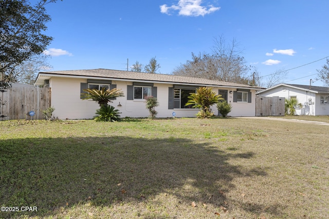 ranch-style home featuring a front lawn