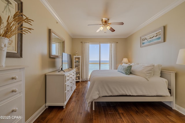 bedroom with dark wood-style floors, a ceiling fan, baseboards, and crown molding