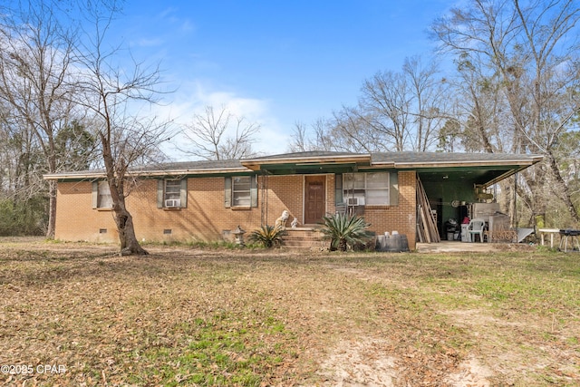 view of front of home with cooling unit, a carport, and a front yard