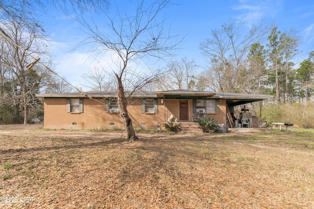 view of front of house featuring a carport and a front lawn