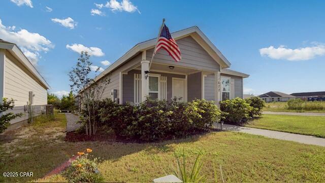 view of front of home featuring a front yard