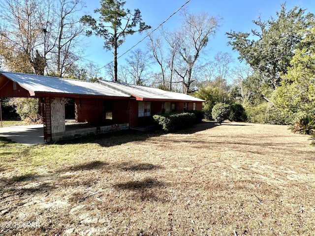 view of side of property featuring a lawn