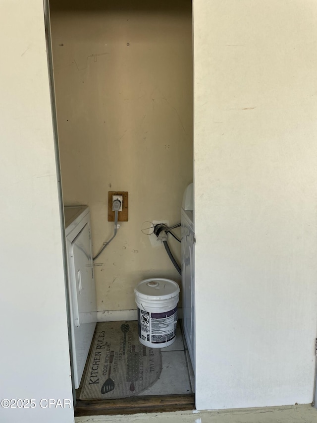 bathroom featuring washing machine and clothes dryer