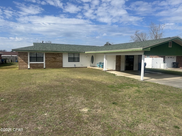 view of front of home with brick siding, a shingled roof, concrete driveway, a front yard, and a carport