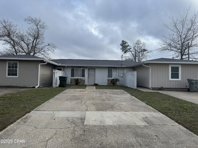 single story home featuring a front lawn