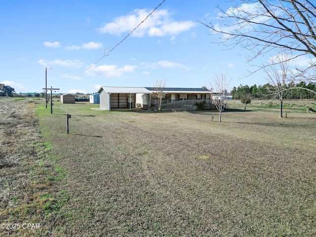 view of front of property featuring an outbuilding and a front yard