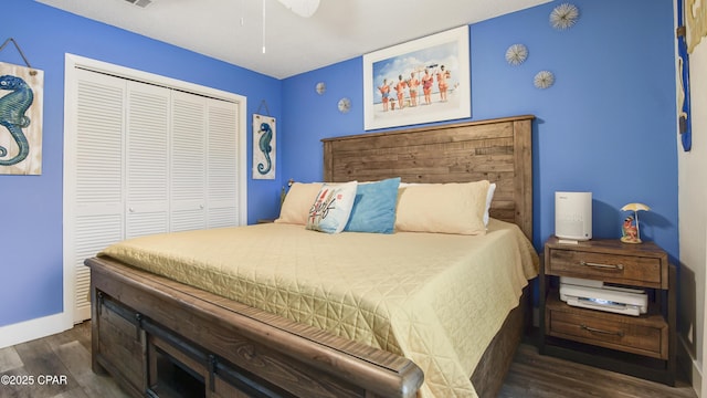 bedroom featuring a closet, dark wood-style flooring, baseboards, and a ceiling fan