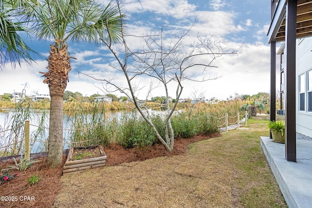 view of yard featuring a water view