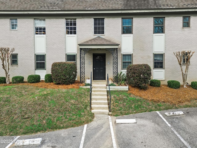 view of front of home featuring a front lawn