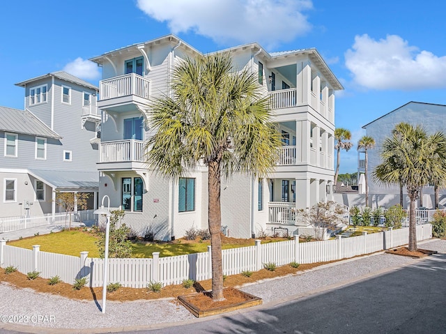 view of front of home featuring a fenced front yard