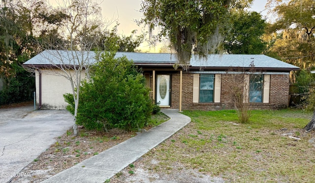 single story home with a lawn