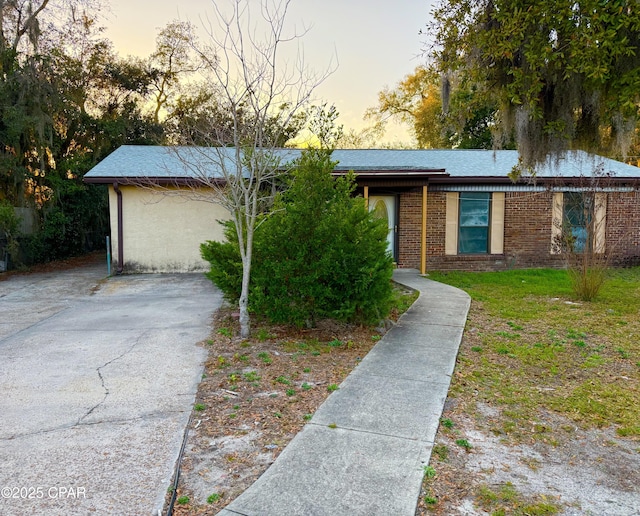 single story home with a lawn