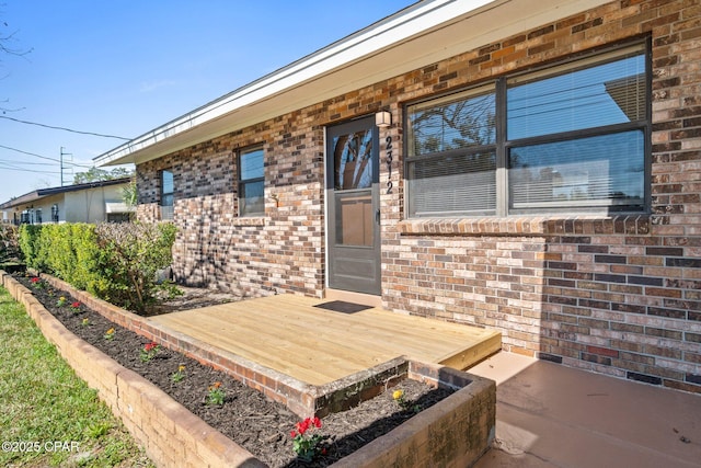 entrance to property featuring a wooden deck