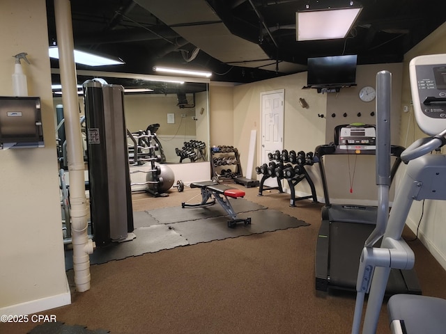 exercise room featuring baseboards