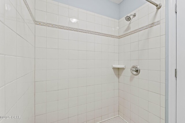 bathroom featuring a tile shower