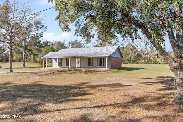 view of front of house with a front lawn and covered porch