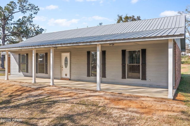 view of front of house featuring a patio