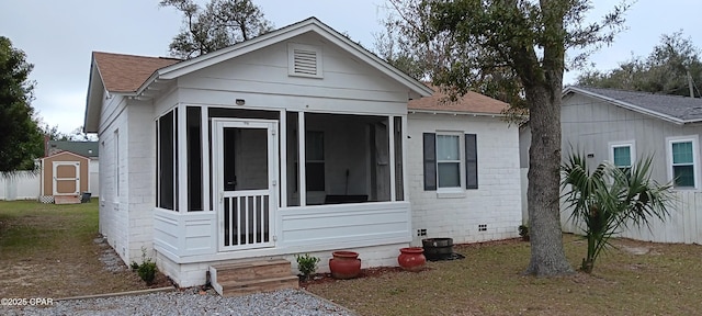 view of front of home featuring a front yard