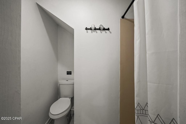 full bathroom featuring toilet and curtained shower