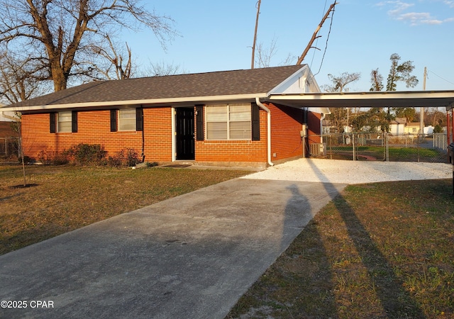 view of front of property featuring a front yard and a carport