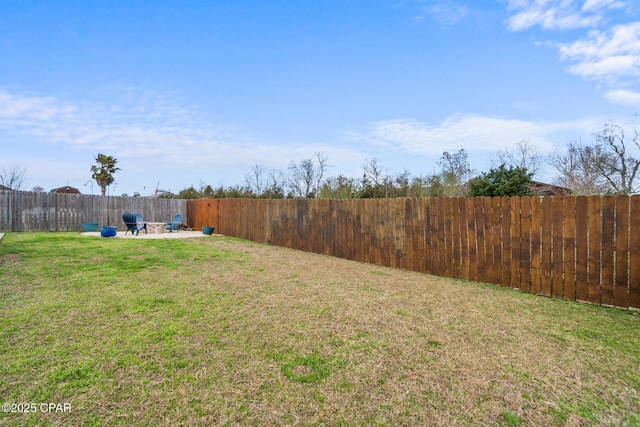 view of yard featuring a patio area