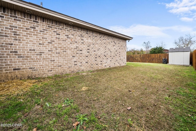 view of yard featuring a storage shed