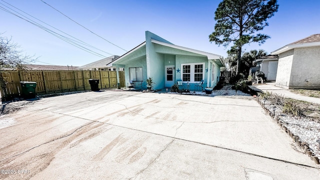 view of front of home featuring fence and stucco siding